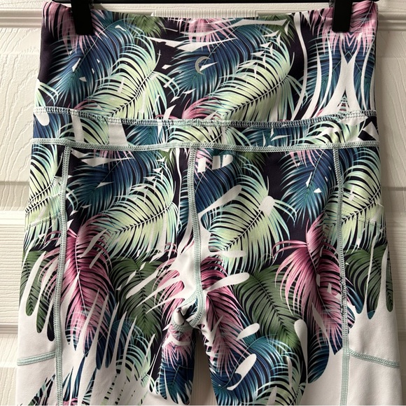 Zyia Light N Tight Hi Rise Tropical Print Leggings with pockets (M) - Picture 9 of 9